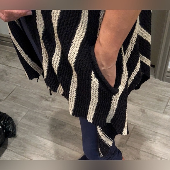 Free People Oversized Sweater size XS, pockets on each side - Picture 4 of 11